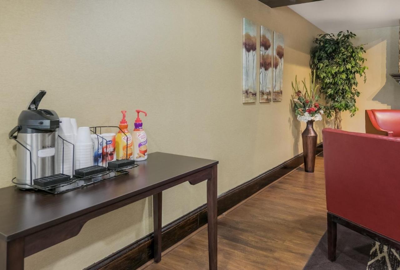 Red Roof Inn & Suites Knoxville East Extérieur photo